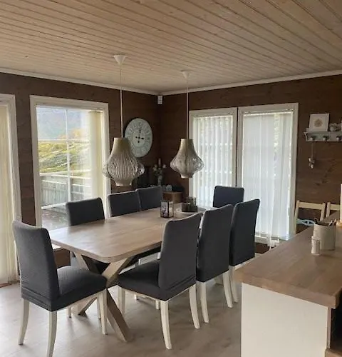 Lofoten's Panoramic Views Ferienhaus *