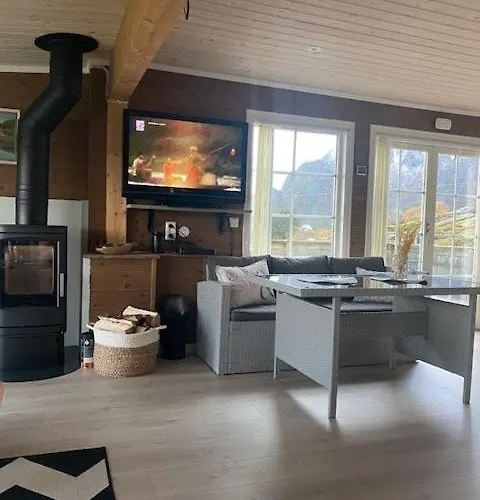 Lofoten's Panoramic Views Ferienhaus